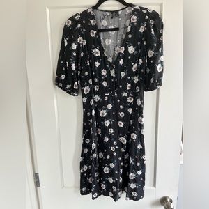 Short floral dress with sleeves
